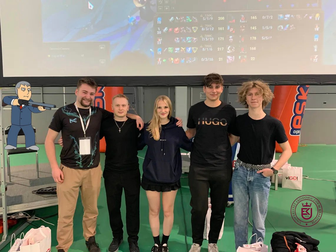 Pocztówka z UEK'u
Kolejny raz podnosimy puchar🏆
Pięknie dziękujemy za wspólny turniej 
<a href="/sorr0w1_/">Sorrow</a> 
<a href="/1Hunterlol/">Hunter</a> 
Niezastąpiona <a href="/MarquisDeRoss/">Rosse</a> ⭐️
<a href="/04Blazelol/">Blaze</a> 
<a href="/Herodfc/">Herod</a>