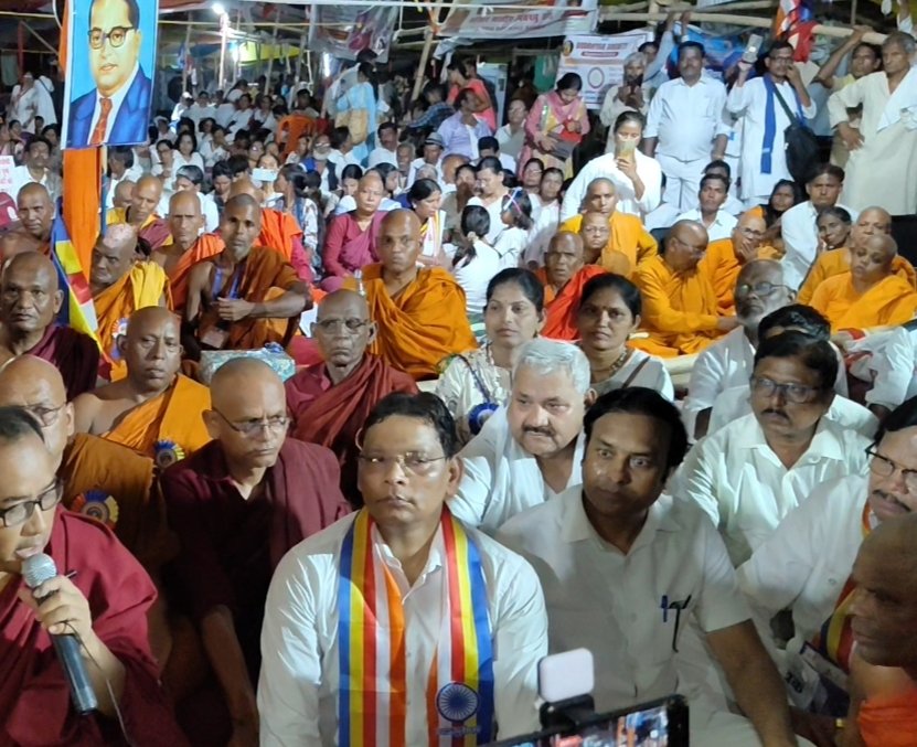 MedhankarJi's tweet photo. भगवान बुद्ध के बुद्धत्व प्रति स्थल महाबोधि महाविहार के लिए बी टी एक्ट 1949 के विरुद्ध समय-समय पर बड़े-बड़े आंदोलन हुए हैं। इस बार बौद्ध आंदोलनकारी आकाश लामा के अगुवाई में 12 फरवरी 2025 को अनिश्चितकालीन धरना प्रदर्शन का कार्यक्रम महाबोधि महाविहार की मुक्ति के लिए महाबोधि टेंपल के प्रांगण में प्रारंभ किया गया। 

सोशल मीडिया के माध्यम से जब इस आंदोलन की खबर पूरे देश में फैली तो बाबा साहेब डॉ अंबेडकर के बौद्ध अनुयाई भारी संख्या में महाबोधी टेंपल के धरना प्रदर्शन स्थल पर जमा होने लगे। आंदोलन के पढ़ने के क्रम में विदेशी बौद्ध भिक्षु, भिक्षुणी, उपासक, उपक्षिकाएं भी भारी संख्या में आंदोलन को समर्थन देने के लिए उपस्थित होने लगे। आंदोलन की गति को देखकर बिहार सरकार नेआंदोलन को दबाने के लिए पुलिस बल का प्रयोग बड़ी ही बर्बरता पूर्वक किया। पुलिस ने आंदोलन को कुचलने व प्रदर्शनकारियों को तितर बितर करने के लिए लाठी चार्ज कर दिया। आंदोलनकारी भिक्षुओं, भिक्षुणियों, उपासकों व उपासिकाओं को मार-मार करके वहां से खदेड़ना शुरू कर दिया। आंदोलनकारी रुके नहीं बल्कि उन्होंने महाबोधी टेंपल से दूर बाहरी गेट की ओर अपना धरना स्थल सुनिश्चित किया। धरना प्रदर्शन का यह कार्यक्रम लगातार जारी रहा। 

महाबोधि महाविहार मुक्ति आंदोलन के इस कार्यक्रम को बल देने के लिए, धारदार बनाने के लिए बहुजन समाज पार्टी की राष्ट्रीय अध्यक्ष, उत्तर प्रदेश जैसे बड़े सूबे की चार-चार बार रहीं मुख्यमंत्री माननीय बहन कुमारी मायावती जी ने 10 अप्रैल 2025 को प्रेस कांफ्रेंस करके इस आंदोलन को समर्थन किया और केंद्र व राज्य की सरकारों से यह डिमांड किया कि तत्काल प्रभाव से महाबोधी टेंपल प्रबंधन कानून 1949 को निरस्त किया जाए। महाबोधि मंदिर को मुक्त किया जाए। इसका प्रबंधन बौद्धों के हाथों में दिया जाए। 

त्रिविध पवन बुद्ध पूर्णिमा के अवसर पर बहुजन समाज पार्टी के नेशनल कोऑर्डिनेटर राज्यसभा सांसद रामजी गौतम के साथ महाबोधि टेंपल में वंदना करने के लिए उपस्थित हुआ और तीर्थ स्थल की मुक्ति के लिए धरना प्रदर्शन में शामिल हुआ।

महाबोधि महाविहार का दर्शन करने व आंदोलन को समर्थन देने वाले लाखों बौद्धों की विशाल भीड़ देखकर ऐसे लगा की बाबा साहेब डॉक्टर अंबेडकर का दूसरा सपना साकार होने की दिशा में आगे बढ़ रहा है, भारत देश बौद्धमय होने की दिशा में आगे बढ़ रहा है। 

समस्त देशवासियों को बुद्ध पूर्णिमा की मंगल कामनाएं और ढेर सारी बधाइयां।