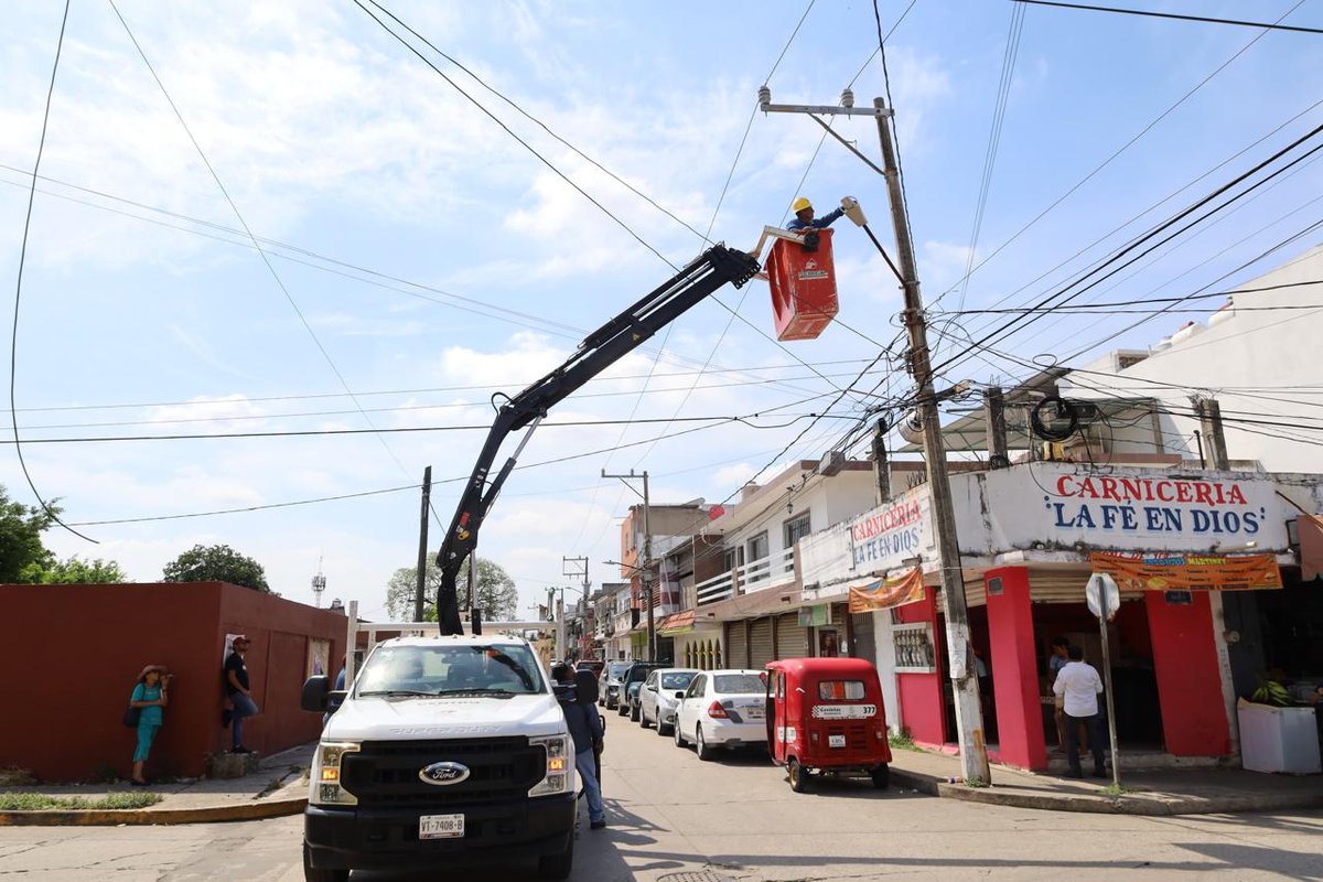 YolandaOsunaH's tweet photo. Continuamos con las jornadas integrales de servicios municipales que iniciamos hace algunos meses para atender diversas colonias y localidades de Centro. Hoy, las brigadas llevaron a cabo labores de limpieza, desazolve, bacheo, desmorre de árboles, reparación de fugas de agua y de luminarias en la colonia Gaviotas Sur, sector San José.