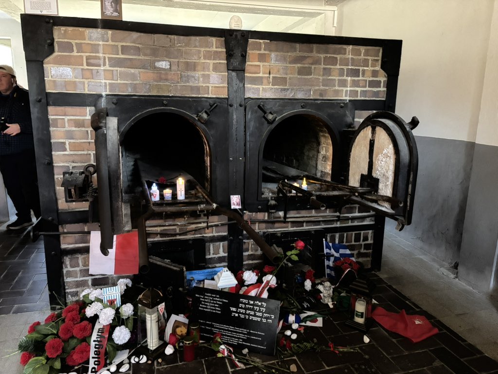 Últim dia a #Mauthausen. Homenatge als brigadistes i visita a un dels camps de la ignomínia del nazisme, que va acabar amb la vida d’uns 6 milions de persones. 

Un viatge dur però absolutament necessari que hem fet amb 50 alumnes dels instituts de #Manresa. I ho seguirem fent.