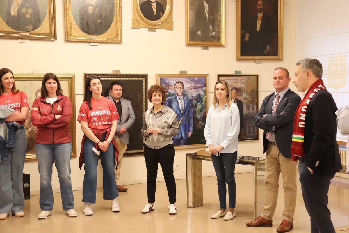 ⛹️‍♀️🏆| El <a href="/cdunibasket/">Unibasket Logroño</a> logró ayer un más que merecido ascenso a la liga #LFChallenge, la segunda categoría nacional del baloncesto femenino, tras una temporada regular brillante y una gran fase de final 👏

🔹 El alcalde de #Logroño, <a href="/conrado_escobar/">Conrado Escobar</a>, y varios miembros del equipo