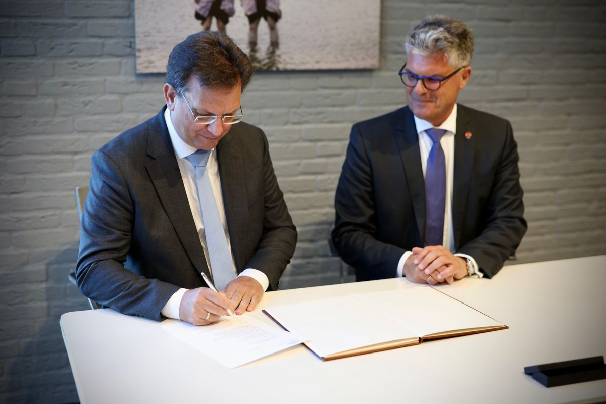 Gemeente Bunschoten (@gembunschoten) on Twitter photo Vanavond is <a href="/JacoGeurts/">Jaco Geurts</a> tijdens een bijzondere #raadsvergadering officieel beëdigd als #burgemeester van de #gemeente #Bunschoten. Van harte #gefeliciteerd en #welkom in ons prachtige dorp! Vanavond is <a href="/JacoGeurts/">Jaco Geurts</a> tijdens een bijzondere #raadsvergadering officieel beëdigd als #burgemeester van de #gemeente #Bunschoten. Van harte #gefeliciteerd en #welkom in ons prachtige dorp!