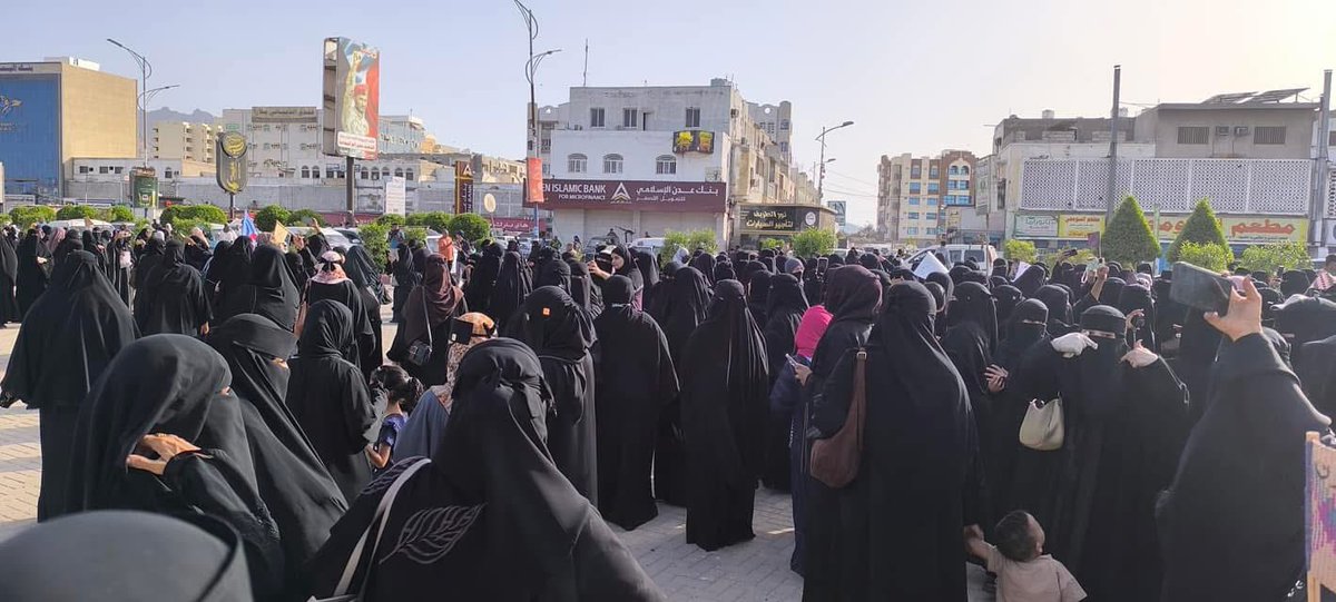 بعد سقوط المرتزقة والمطبلين الإنتقاليين تحت أقدام المناضلات الشريفات حرائر عدن في ساحة العروض.

أتمنى من أشباه الرجال الإنتقاليين أن يلبسوا البراقع ويغادروا منصة X وعدم المشاركة في المساحات حتى يستعيدوا رجولتهم وكرامتهم المفقودة.