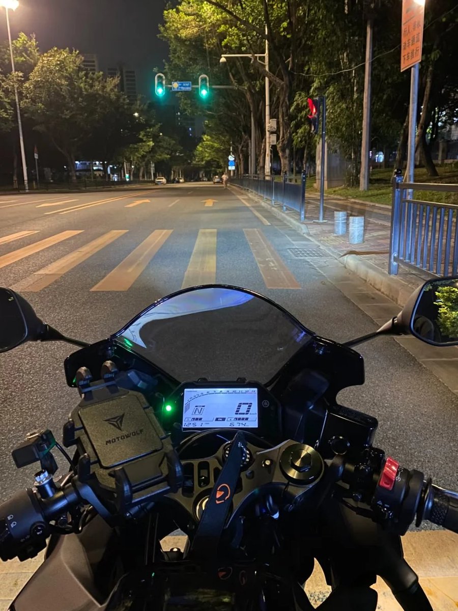 hpnzl_dy's tweet image. 静かな夜の信号待ち。
わたしだけの時間が、ここから走り出す🏍️#ナイトツーリング