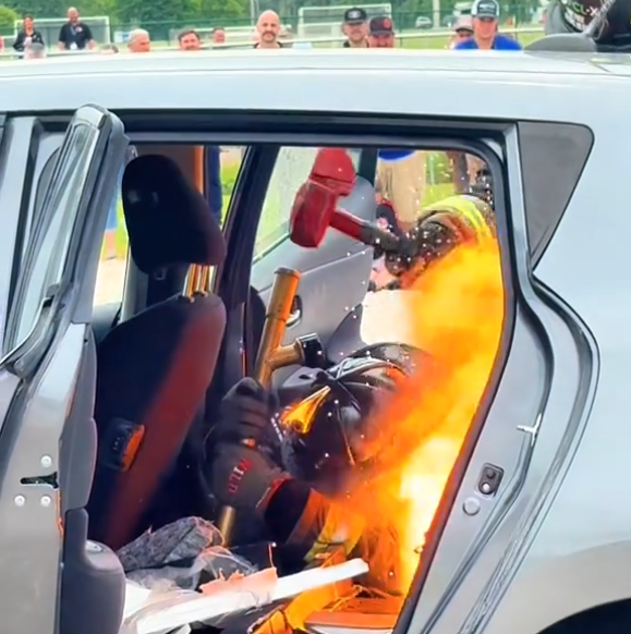 RandyNarinee's tweet image. URGENT FIREFIGHTER SAFETY ALERT: Stop Piercing Lithium-Ion Battery Packs!
A recent video shows a firefighter hammering a piercing nozzle into an EV battery pack, only to be engulfed in flames and toxic gases. This tactic is extremely dangerous and must stop. Whether using a…
