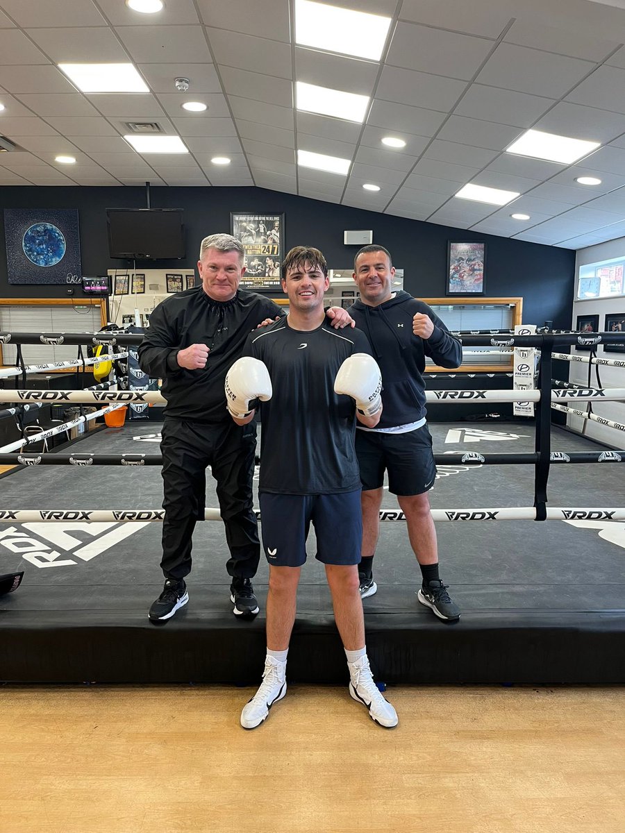 Fight Week 🎩

Grafted hard up in Manchester , no stone left unturned. 11-0 🔜 

Roll on Saturday night 👊🏻 

<a href="/HitmanHatton/">Ricky Hatton MBE</a> 
#TheGentleman #TheHitman