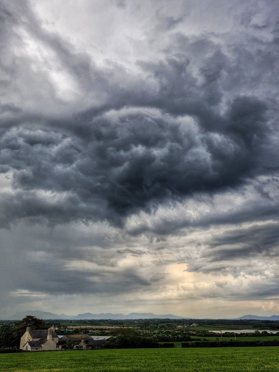 AntonWardPhoto's tweet image. A funnel trying to form #Anglesey #wales @Ruth_ITV @ItsYourWales @DerekTheWeather @metoffice @MetMattTaylor @ChrisPage90 @ITVCharlieP @S4Ctywydd @bbcweather @WeatherAisling @StormHour @BBCWthrWatchers @Sue_Charles @SabrinaJayneLee