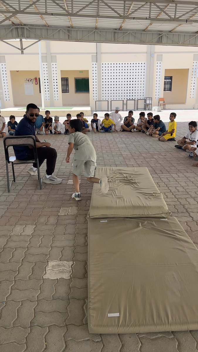 EduGovDhr7217's tweet photo. #تعلم_مستدام
جانب من حصة الرياضة المدرسية التي ينفذها الأستاذ مروان اليعقوبي معلم الرياضة مع طلابه أشبال سلمان
#الرياضة_صحة
#العقل_السليم_في_الجسم_السليم

#تعليمية_الظاهرة https://t.co/aT9hxG10Sw