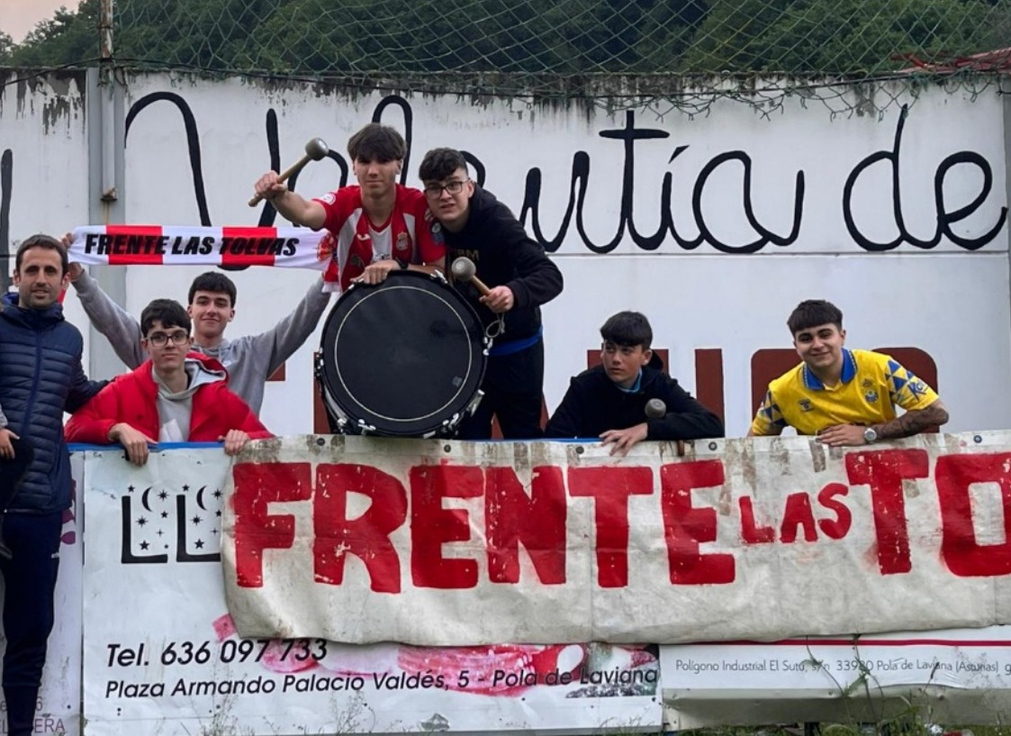 Dani_Castelao's tweet photo. La juventud también debería seguir al fútbol más cercano. Apoyar a los equipos de los pueblos como lo hacen ellos: @frentelastolvas. Mientras estéis vosotros el fútbol modesto nunca morirá. #FrenteLasTolvas #NavegamosJuntos #FútbolAsturiano @RTITANICO https://t.co/sHe2l7ItJ6