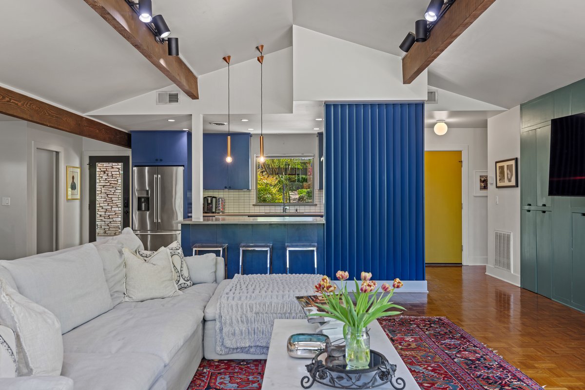 fbgrealty's tweet photo. Fully renovated 3-bed, 3-bath mid-century home in Carriage Hills. Features open-concept design, exposed beams, and scenic creek views. Minutes from Main Street Fredericksburg. https://t.co/j5fQSnn3Qj

202 Tanglewood Dr. | Keely Corona, REALTOR® | (210) 788-6150 | $849,000 https://t.co/DLvFZJPkUO