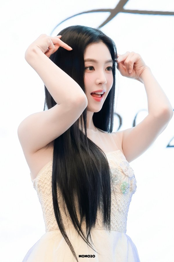 npomvtt's tweet photo. Lembrando quando a Irene (Red Velvet) realizou um fansign e viralizou por ter apenas DOIS homens na platéia de seu fansign. https://t.co/s2X6ZZVH7M