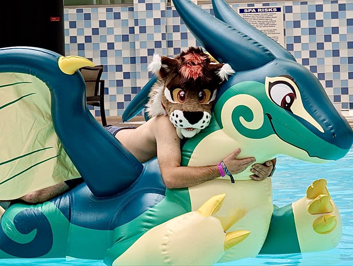 Had an absolute blast at my first ever time @ #FWA can’t wait to come back next year! 

<a href="/NomadTheWolf/">NomadTheWolf</a> 
<a href="/DerechoYeen/">Derecho Hyena</a> 
<a href="/PuffyPawsToys/">PuffyPaws</a> 
And many more

Thank you all for making this an absolute blast!