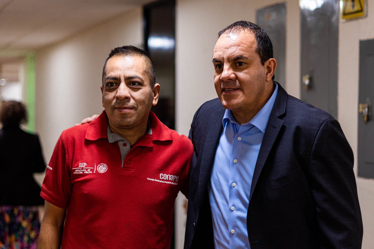 Cuauhtémoc Blanco (@cuauhtemocb10) on Twitter photo Desde la <a href="/Mx_Diputados/">H. Cámara de Diputados</a> seguimos #trabajando con el corazón, defendiendo lo que importa y siempre con los pies en la tierra. 🇲🇽 Un gusto encontrarme con ustedes. 🙋🏾♂️ Desde la <a href="/Mx_Diputados/">H. Cámara de Diputados</a> seguimos #trabajando con el corazón, defendiendo lo que importa y siempre con los pies en la tierra. 🇲🇽 Un gusto encontrarme con ustedes. 🙋🏾♂️