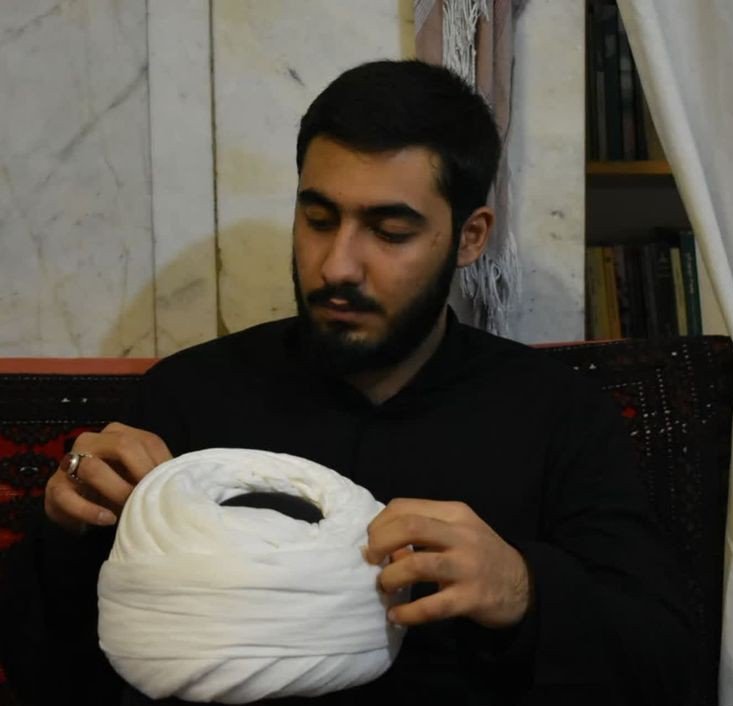 شهــید #آرمان، آیه‌ای از غیرت و ایمان.
شادی روحش صلوات 
اللهم صل علی محمد و آل محمد و عجل الفرجهم