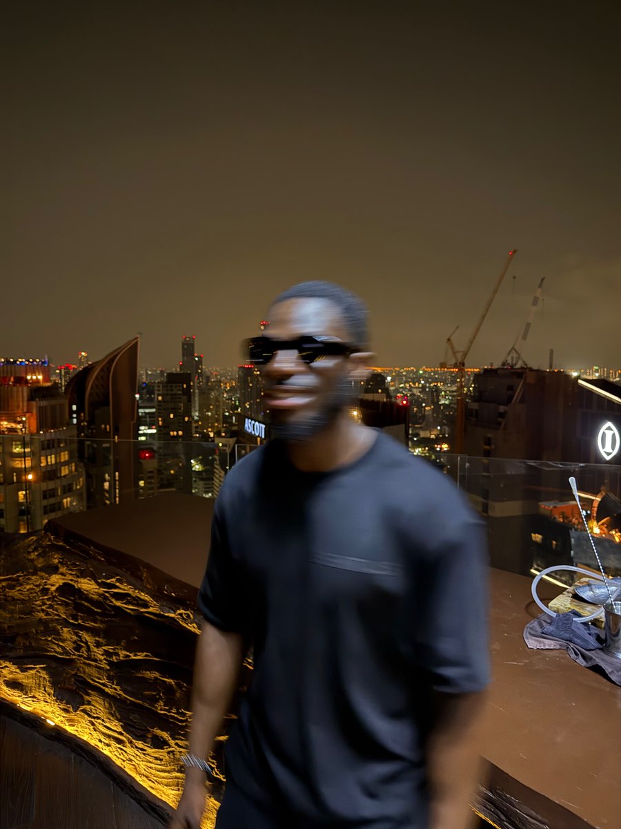 S K Y B O X 👨🏾‍🚀🔭