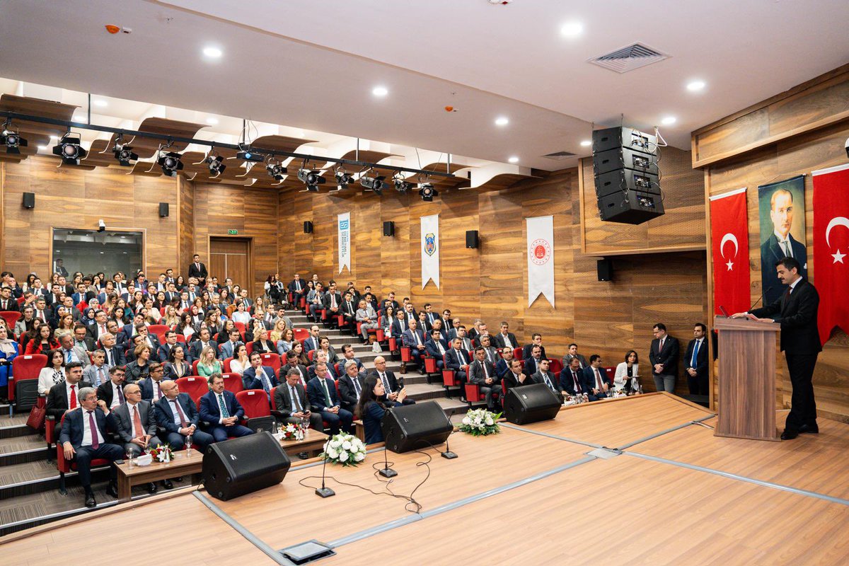 AdaletPGM's tweet photo. Hakim Yardımcılığı Sisteminde Eğitici Hakim ve Savcılarının Eğitim Programlarının Üçüncüsü İzmir Adliyesinde Düzenlendi!

İzmir, Aydın ve Manisa merkez ve ilçe Ağır Ceza Merkezi Adliyelerinde görev alacak eğitici hakim ve savcılarımızın katılımıyla gerçekleştirilen eğitim programı, Türkiye Adalet Akademisinin organizesi, Genel Müdürlüğümüzün desteği ve İzmir Cumhuriyet Başsavcığının ev sahipliğinde düzenlendi.

Eğitimde; sistemin hedefleri, getirilen yenilikler, eğiticilik sorumluluğu ve UYAP entegrasyonu gibi başlıklar ele alındı.

Usta-çırak ilişkisi kapsamında, eğitici hakim ve savcılarımız mesleğe ilk adım atan yardımcılarımıza ışık tutacak; adaletin daha hızlı, daha adil ve daha şeffaf şekilde hayat bulmasına katkı sağlayacak.

Adaletin yarınlarına giden yolda güçlü bir adım da İzmir’den atıldı.

https://t.co/tc4ohCLoc8