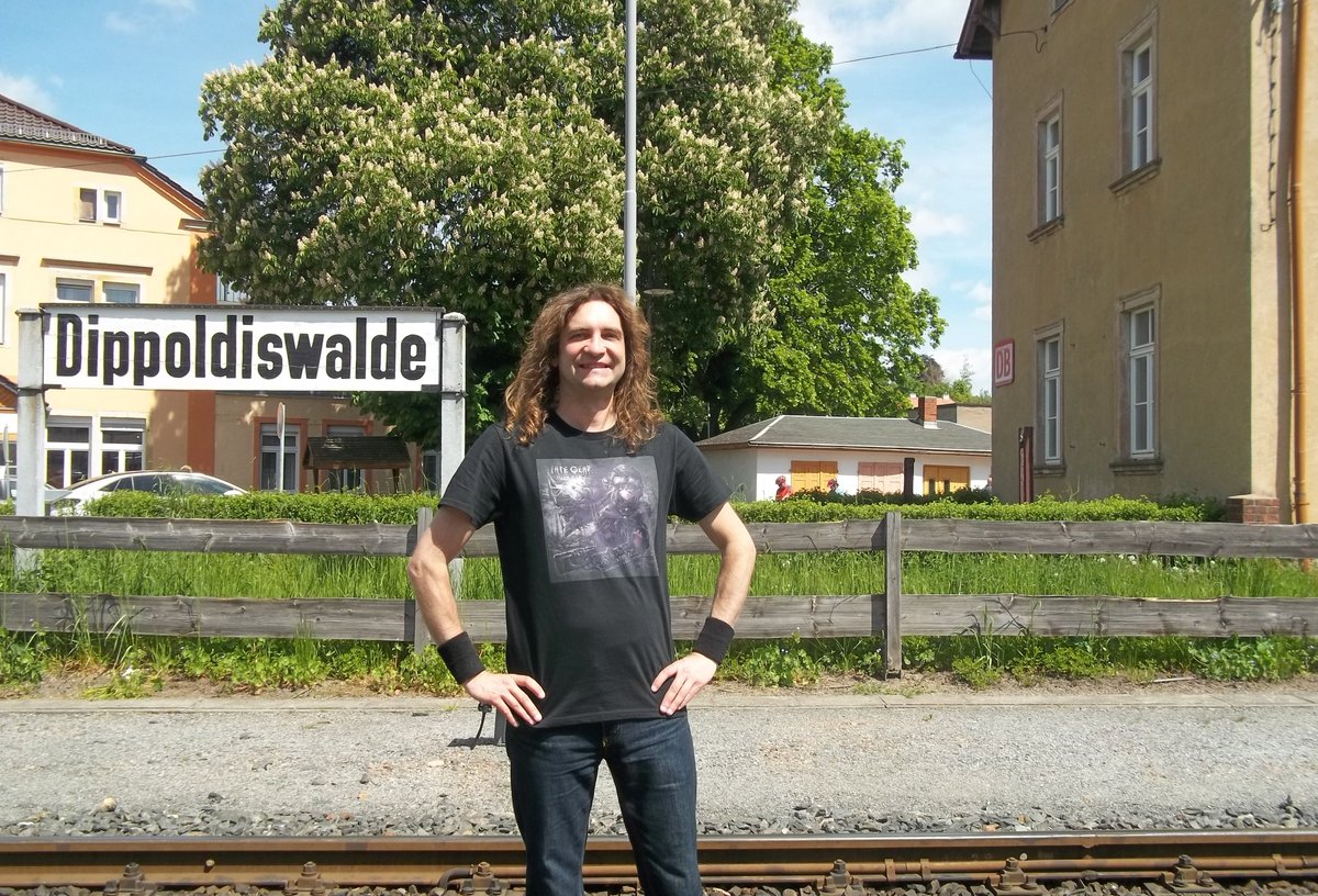 ThomasBartels83's tweet photo. Foto am 11. Mai 2025 anlässlich des "Schmalspurbahnfestival auf der Weißeritztalbahn" im Bahnhof von Dippoldiswalde 🚂😊👕⛵️🇯🇵🤘📸🐱🌞✨
#ThomasBartels #MetalThom #FateGear #FateGearFan #HeavyMetalFan #Mai2025 #Dippoldiswalde https://t.co/sovFmR0iQk