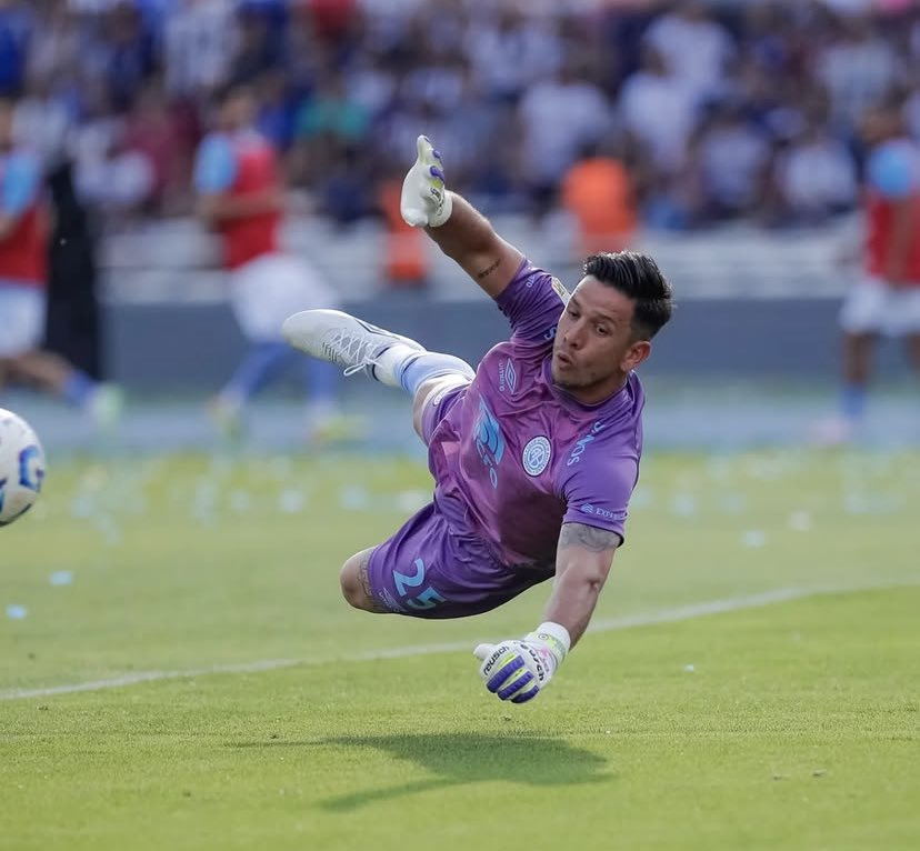 #Belgrano | 🇵🇾❌ Juan ESPÍNOLA fue el PEOR ARQUERO del Torneo Apertura en términos de:

➜ Goles evitados [-6.0] (es decir, concedió 6 goles más de lo esperado en los remates recibidos)
➜ Porcentaje de atajadas [56%] (en 41 tiros recibidos)

Se quejaba de perder el puesto che...