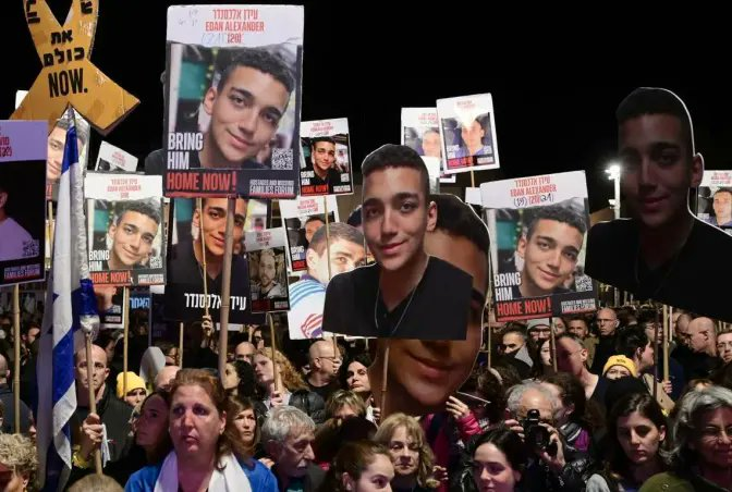 عيدان ألكساندر.. من جندي غازٍ إلى شاهد على زيف الأسطورة
لم يكن سائحًا ولا باحثًا عن جذور مفقودة..
 عيدان ألكساندر جاء من أمريكا وهو يعلم تمامًا إلى أين يتجه، جاء متطوعًا في جيش احتلال لا يُخفي هويته.. جيش اغتصب الأرض، وشرعن القتل، وأقام على أنقاض التاريخ مستوطنة من الكذب