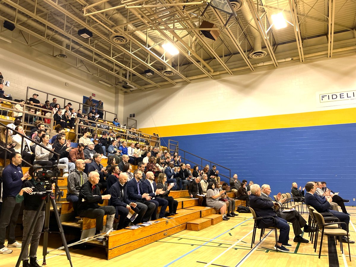 umoncton's tweet photo. Retour en images sur l’annonce de financement de 5 millions de dollars par le gouvernement provincial pour la modernisation des installations sportives de l’Université de Moncton, le CEPS Louis-J.-Robichaud. 👏 https://t.co/hVeRArmskC