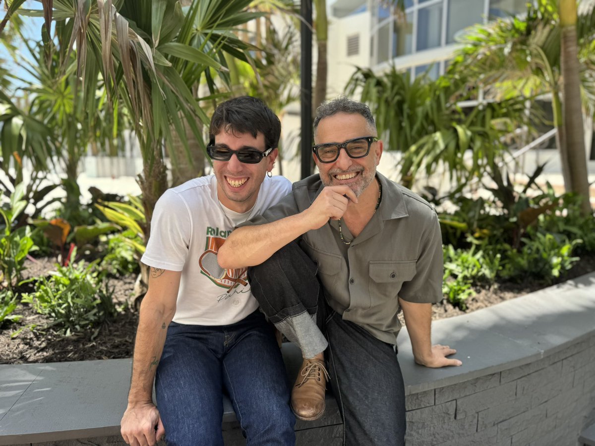 Jorge Drexler (@drexlerjorge) on Twitter photo Mañana martes 13 de mayo ya sale “Desastres Fabulosos”!
16h🇦🇷🇺🇾 / 21h🇪🇸
<a href="/drexlerjorge/">Jorge Drexler</a> <a href="/conociendorusia/">Conociendo Rusia</a>
Accede a un pequeño adelanto haciendo el pre-save ⬇️
<a href="/SonyMusicSpain/">Sony Music Spain</a> <a href="/SonyMusicArg/">Sony Music Argentina</a>
📸: <a href="/Roadpresser/">Presser</a>
JorgeDrexler.lnk.to/ConociendoRusi… Mañana martes 13 de mayo ya sale “Desastres Fabulosos”!
16h🇦🇷🇺🇾 / 21h🇪🇸
<a href="/drexlerjorge/">Jorge Drexler</a> <a href="/conociendorusia/">Conociendo Rusia</a>
Accede a un pequeño adelanto haciendo el pre-save ⬇️
<a href="/SonyMusicSpain/">Sony Music Spain</a> <a href="/SonyMusicArg/">Sony Music Argentina</a>
📸: <a href="/Roadpresser/">Presser</a>
JorgeDrexler.lnk.to/ConociendoRusi…