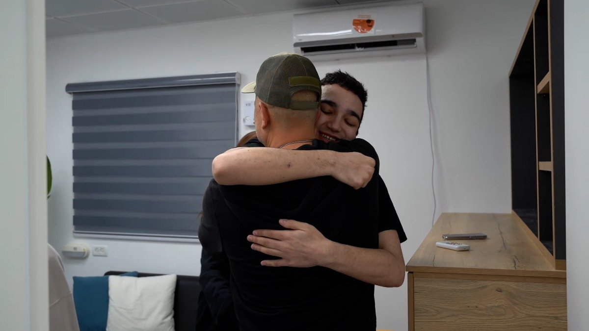 This is everything. Edan Alexander in the arms of his mother and father 🥹💛