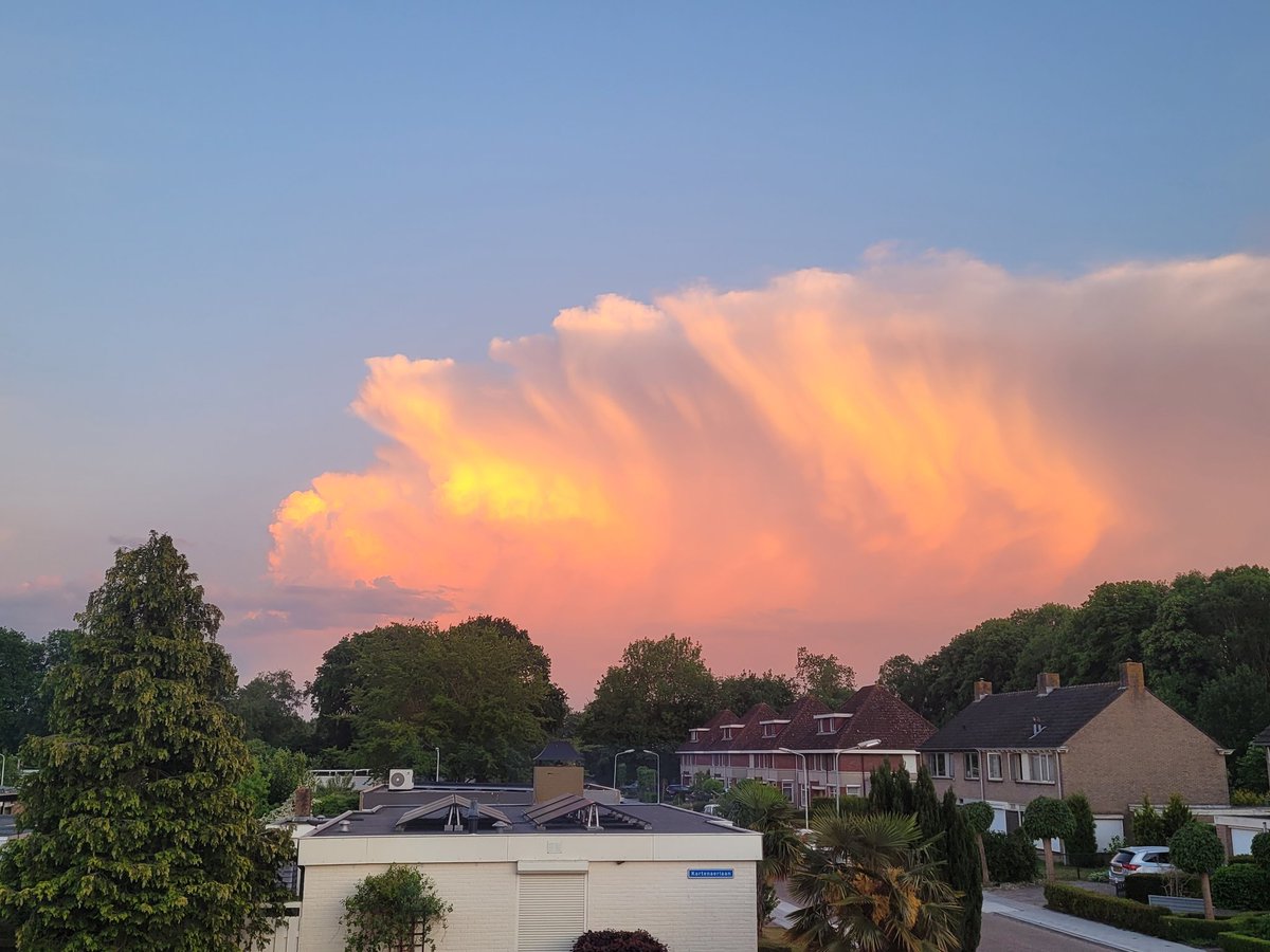Onweersbui boven België wordt fraai aangelicht. Lucht er omheen is kraakhelder. Mooi zicht vanuit Terneuzen #onweer