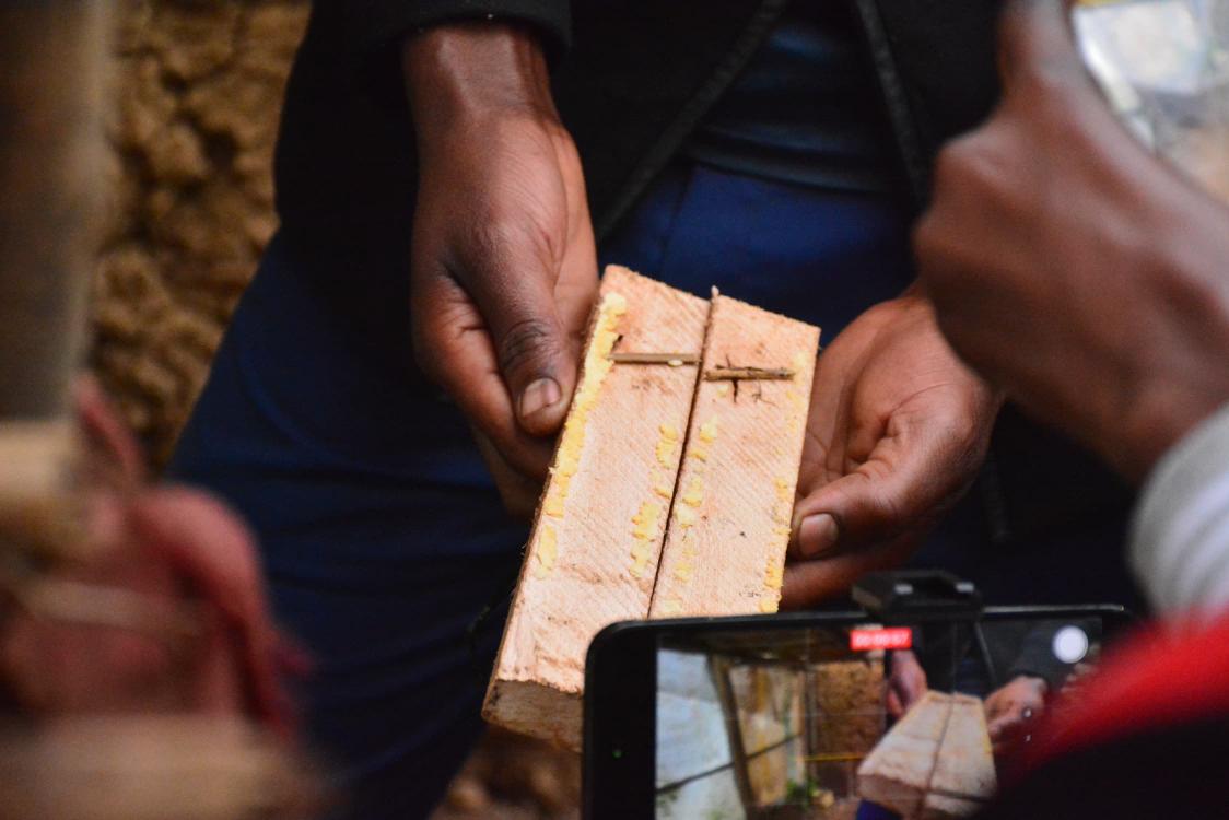 Agronomme_'s tweet image. In the hills of @GicumbiDistrict, @Byumbasector1, Uzabakiriho Alphonse stands out as an ordinary farmer turned innovator, thanks to the #PRISMProject.

When Alphonse received two pigs and initial feeds from #PRISM, he didn’t stop there. He began asking the right question:........