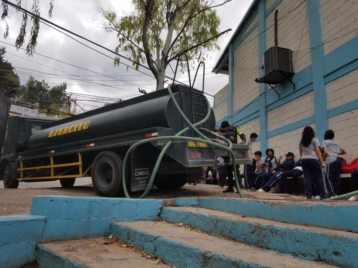 FFAAHN's tweet photo. Las #FFAAa a través del Ejército de Honduras desarrollaron el Programa "Agua para Todos" abasteciendo con este vital líquido las Instalaciones de la Escuela República de Chile, beneficiando a más de 300 alumnos de este centro educativo, esto como parte de las #AccionesCívicoMilitares en beneficio de la población estudiantil.

#200AñosAlServicioDeLaPatria #EjércitoDeHonduras