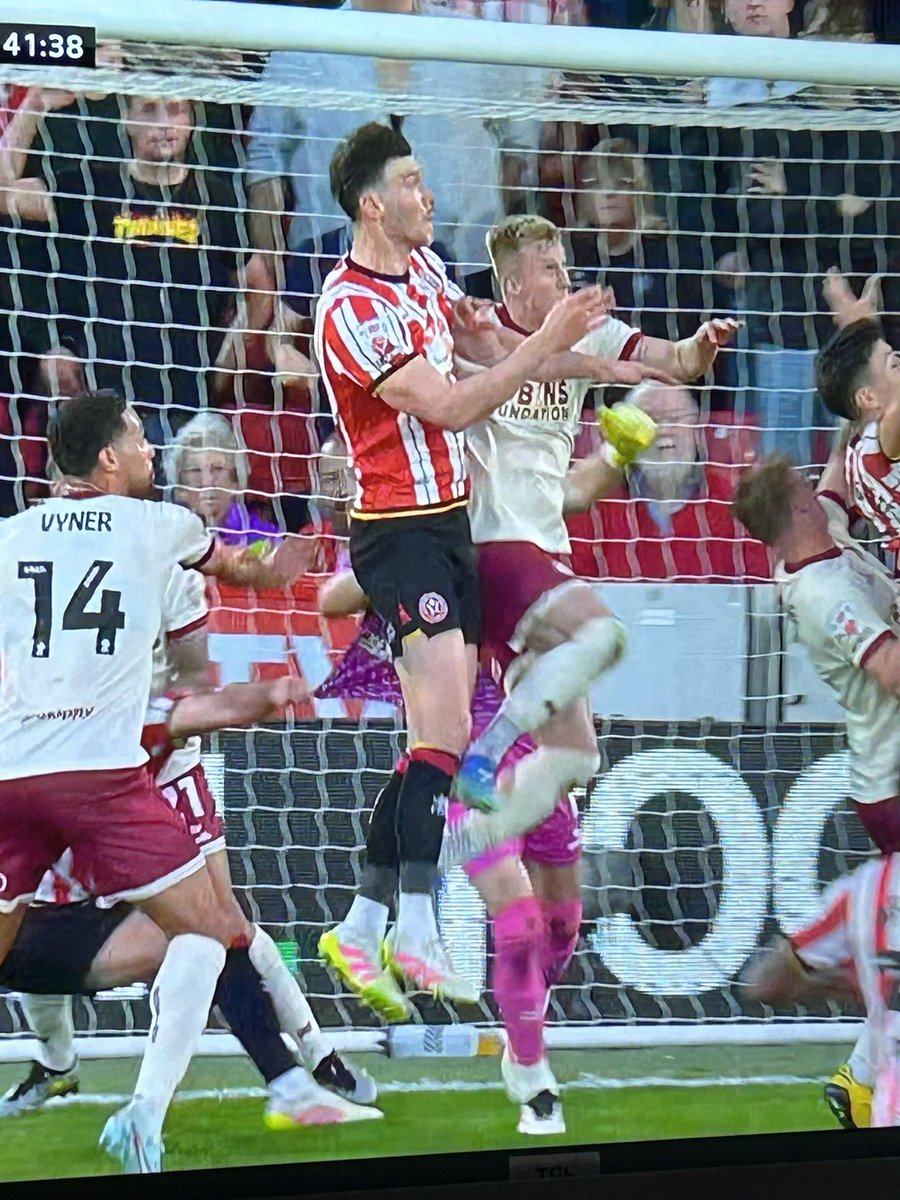 danpatfraz's tweet photo. How is that not a foul on the goalkeeper by Cannon?? ๐ฏ that gets over turned by VAR. I think @SheffieldUnited will still go on and win but this is a poor decision. Also @SkySports commentators saying no foul on keeper!! Feel for @BristolCity !! @ChampionshpTalk #SHUBRI https://t.co/GJylBC8KmL