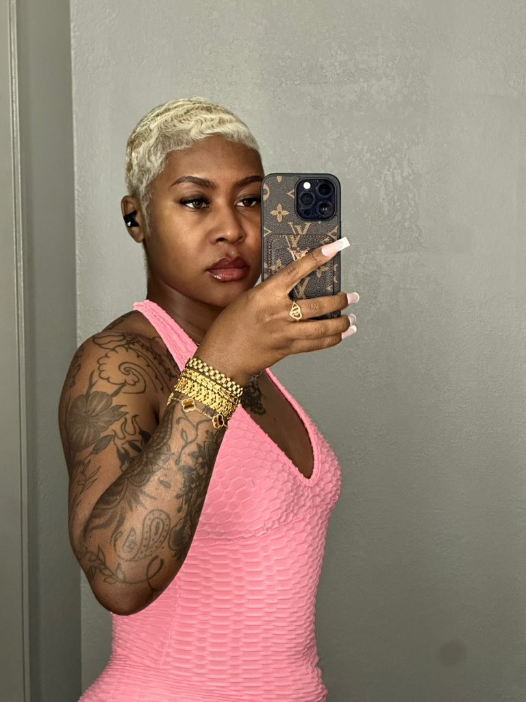 _jadakb's tweet image. appreciate my assets ♡