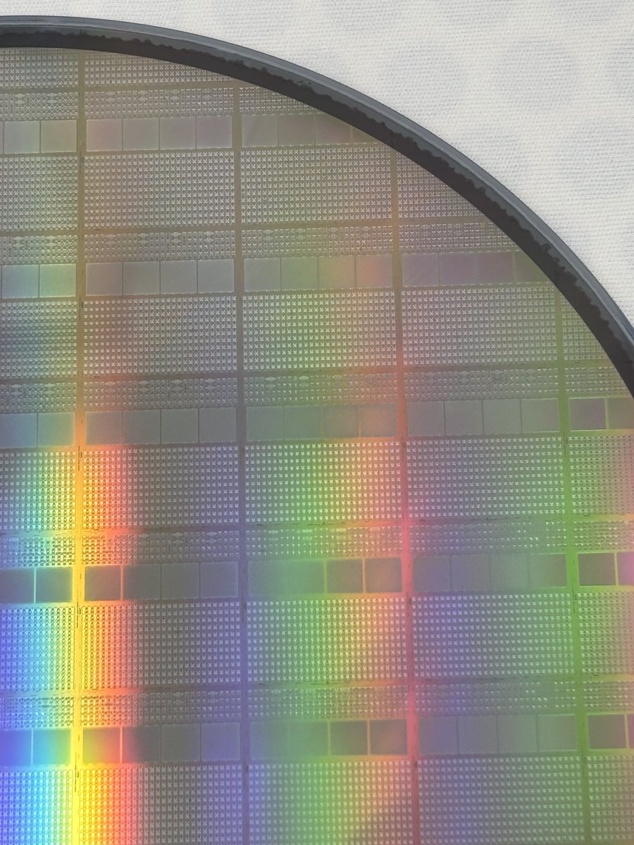 ElectronicProd's tweet image. Aledia showcases its FlexiNOVA customizable #microLED platform at #DisplayWeek2025. electronicproducts.com/aledia-unveils…