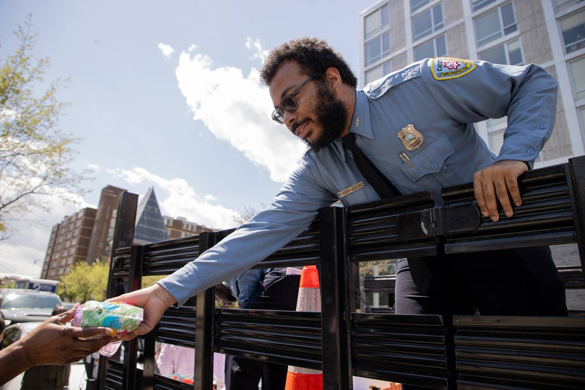 MayorBowser's tweet image. Every day, DC police officers protect, serve, and support our city.
We're proud to thank @DCPoliceDept for keeping our crime rates down, streets secure, residents safe, and city moving forward all year round.
Happy National Police Week, DC. 🚓👮🏾♀️