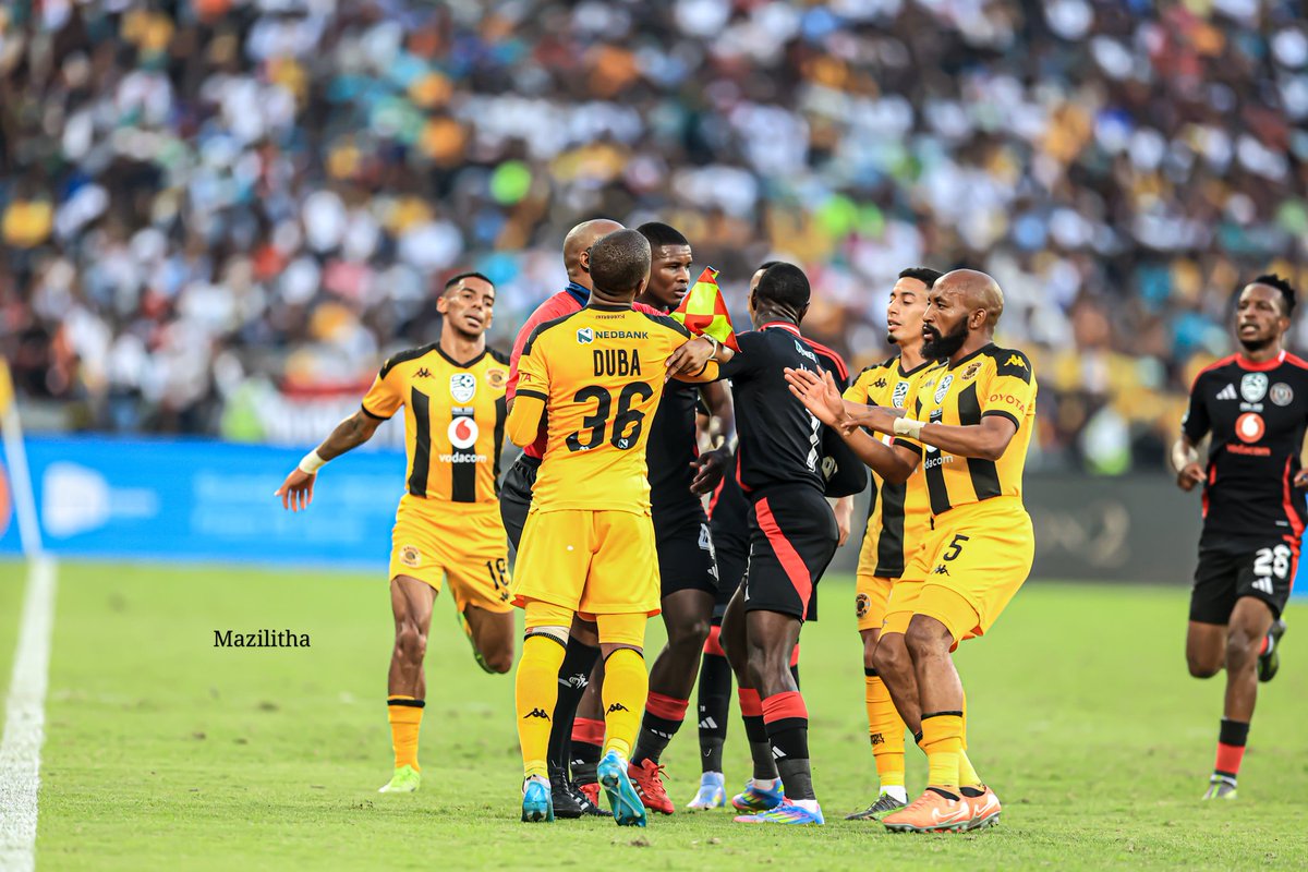 Deon Hotto_07 was mentoring Kaizer Chiefs Youngster Wandile Duba that "Football and discipline go hand in hand". Show some Respect for The Namibian . He's a real Veteran of the Game 🧠