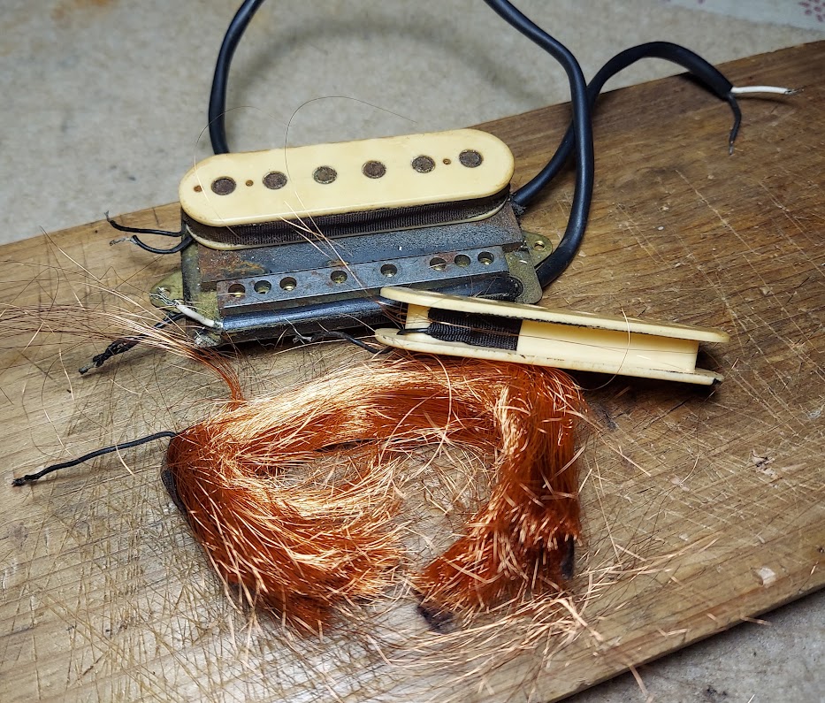 einunikohada666's tweet photo. DiMarzio DP 103スクリュー側リワインド。
かなり古いDP 103です。
ボビン裏にはPAFの文字が有りました。
（写真撮り忘れた！）
元はウレタンでしたが、エナメルで5,200ターン、3.795KΩ。
スラッグ側が3.712KΩなので、Okayかと。
昔のDiMarzio、結構音良いです。

#dimarzio
#dp103
#dimarziopaf
#paf https://t.co/7tCT6iUniX