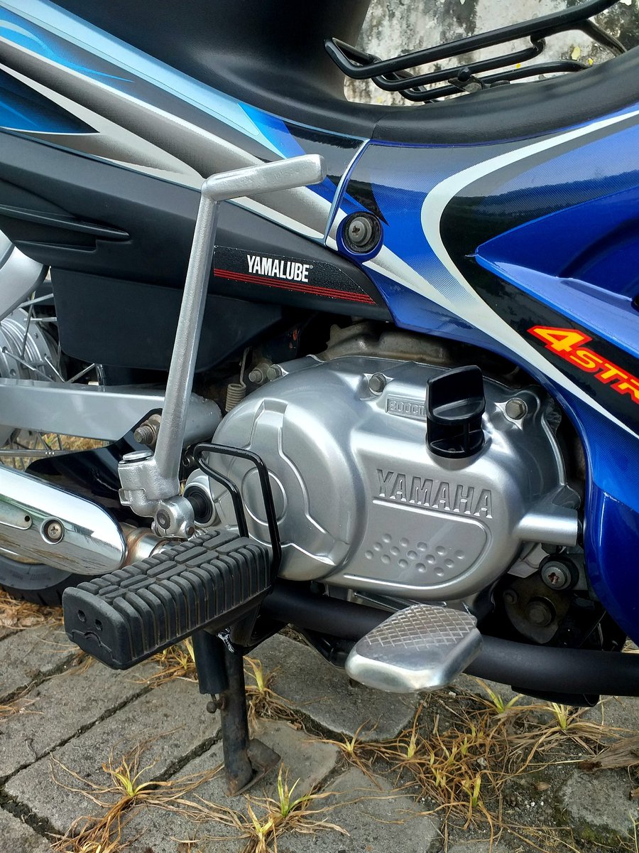 Fanani_3's tweet image. Dulu waktu sekolah SMP klo mau punya pacar minim punya motor jupiterZ.

Selain bodynya cakep, motornya kencang, njentit, joknya nylurut, pasti tetemu nempel gegerku 😄😂

#5tp #jupiterz #restoration #motortua