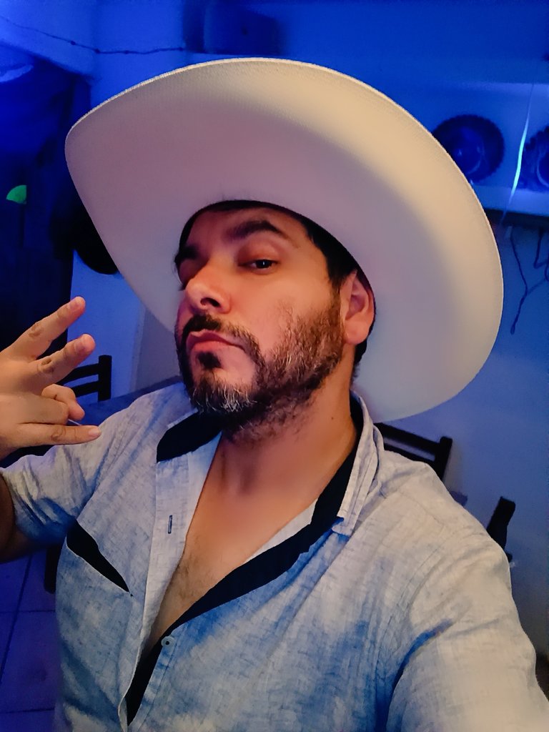 gajav2468's tweet photo. Me encantó esta foto 😍 #sombrero #lgbtq #selfie #gay https://t.co/4vp6XgGGwR