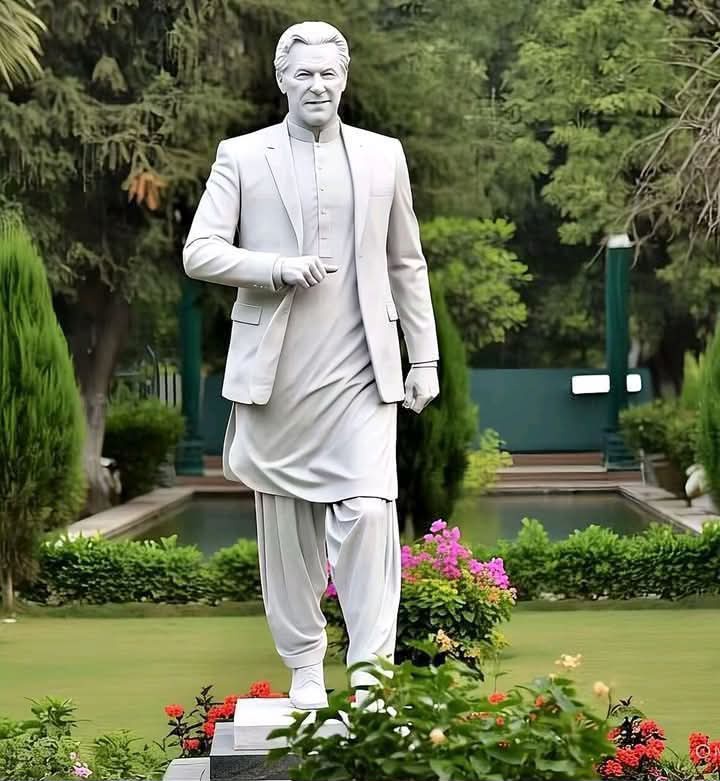 عمران خان کا مقابلہ کسی ملازم سے نہیں ھو سکتا
عمران خان عظیم مسلم لیڈر ھے