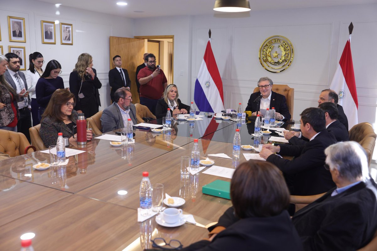 ⚖️Víctima de esquema fraudulento de pagarés 

🔴Fue por ayuda al Senado 

📞María Rodas, docente jubilada "yo me fui el jueves en el Senado y ahi me dijeron que tenia que ir al Juzgado de Villa Elisa, se tiraron las pelotas, recorrí cuatro instituciones y no conseguí nada. Llamé