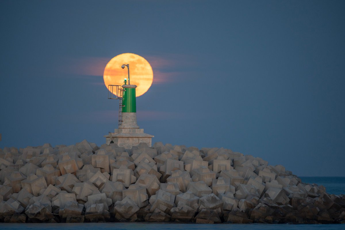 tormentayrayos's tweet photo. Luna llena de las flores hoy 12 de mayo en Málaga capital https://t.co/okfZ4hZVW4