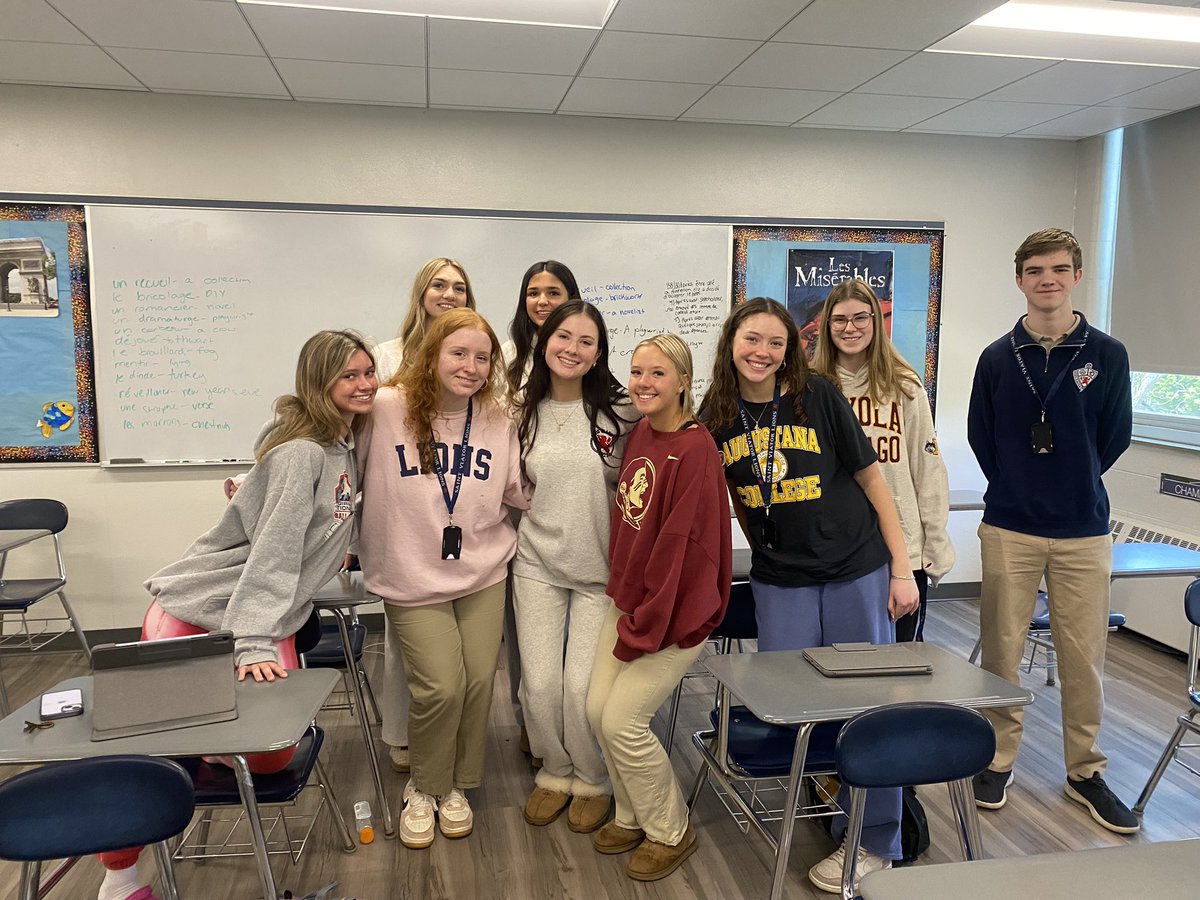 SVHSFrenchClub's tweet photo. Au revoir Seniors. You will be missed! 🇫🇷 https://t.co/N69aiJ4FAg
