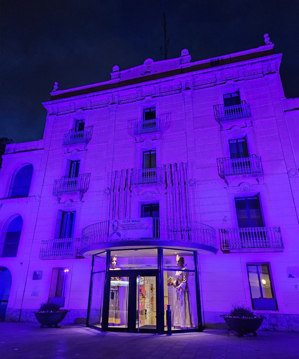 💜 Avui, 12 de maig, ha estat un dia de reivindicació i visibilització de la #fibromiàlgia i la #fatigacrònica. 

La jornada finalitza amb la façana de <a href="/AjuntamentOlesa/">Ajuntament d'Olesa</a> il.luminada de lila, el color que representa les malalties i la nostra entitat.
🧵👇