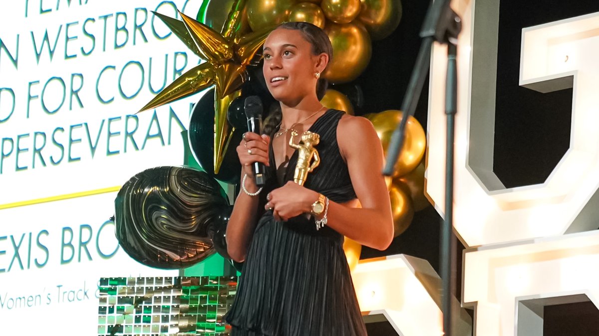 Baylor_MBA's tweet image. We're so proud of current Full-Time #MBA student Alexis Brown on earning both the Female Student-Athlete of the Year and the Female John Westbrook Award for Courage and Perseverance at this year's Golden Bruiser Awards ceremony. Congrats, Alexis! #BaylorMBA