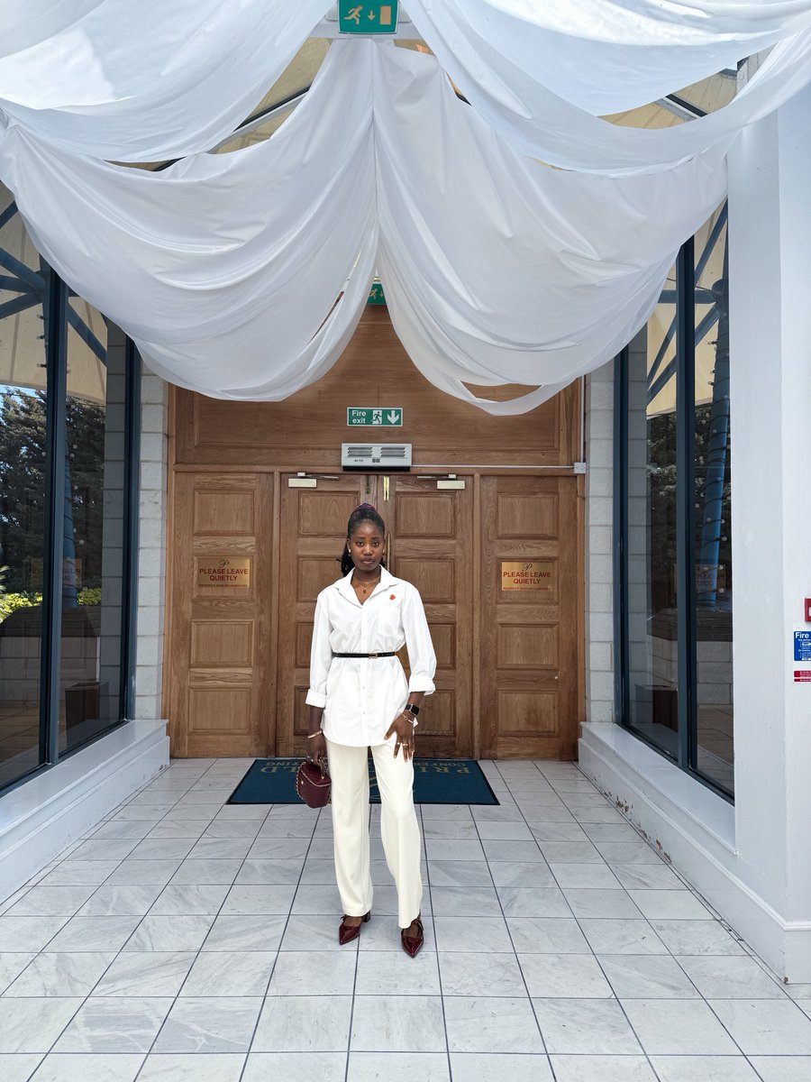 vadmole's tweet image. Life was so serious in April, but I’m May-king room for joy this month!
#ootd #neutralvibes #churchoutfit #whiteonwhite