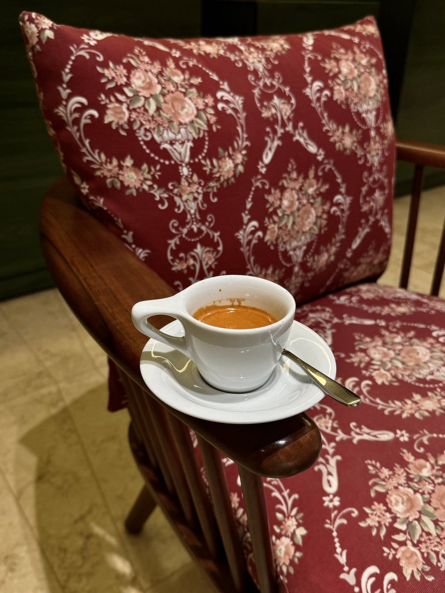 " عن اغلا الرسايل والمشاوير والساعي
تغاضى وخلّ جروحك الباقيه يقسَن

انا اللي رجعت ورجعتي مالها داعي
لو اني مكمل خطوة الهجر كان احسن "