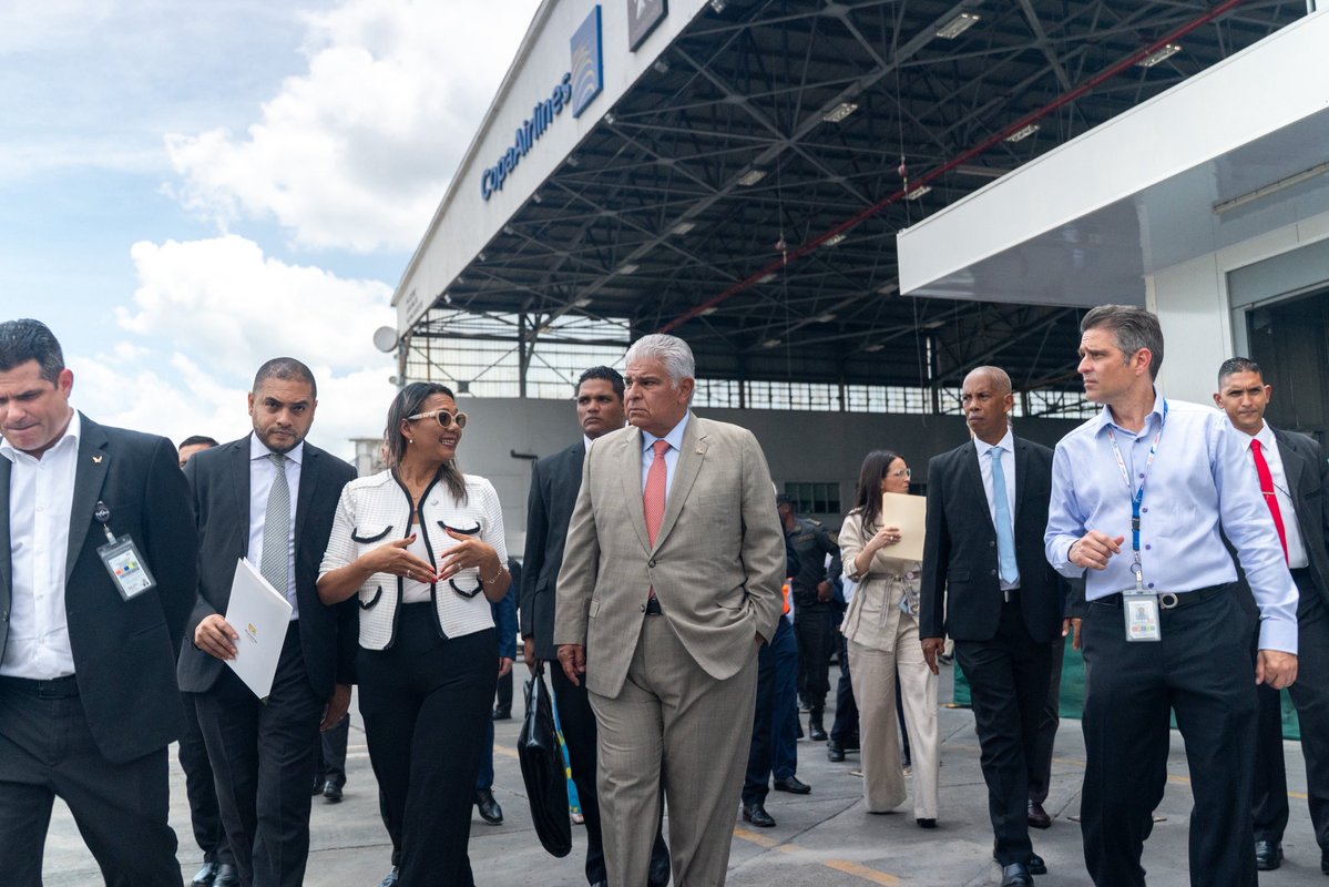 JoseRaulMulino's tweet image. Crecemos cuando trabajamos en equipo y fortalecemos lo que nos conecta con el mundo: nuestra gente.
Hoy visité el hangar de @CopaAirlines para conocer de primera mano sus planes de expansión, entrenamiento y generación de empleos, porque somos una nación que mira al futuro con…