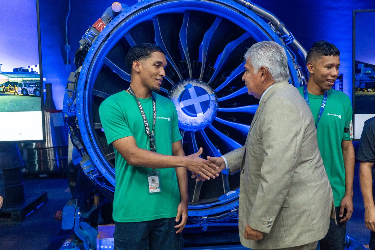 JoseRaulMulino's tweet image. Crecemos cuando trabajamos en equipo y fortalecemos lo que nos conecta con el mundo: nuestra gente.
Hoy visité el hangar de @CopaAirlines para conocer de primera mano sus planes de expansión, entrenamiento y generación de empleos, porque somos una nación que mira al futuro con…