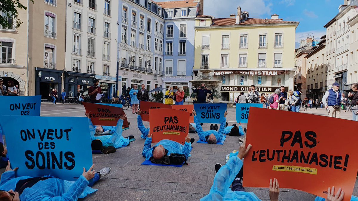 allianceVITA's tweet photo. A #Grenoble militants et sympathisants @alliancevita se sont eux aussi couchés sur le sol en pleine ville pour signifier l’urgence absolue ! On veut #DesSoinsPasLeuthanasie https://t.co/qAQ9WCClpI
