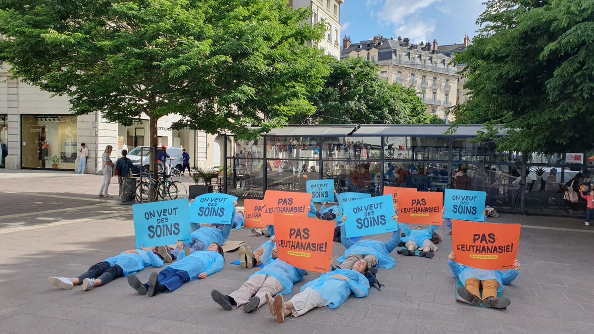 allianceVITA's tweet photo. A #Grenoble militants et sympathisants @alliancevita se sont eux aussi couchés sur le sol en pleine ville pour signifier l’urgence absolue ! On veut #DesSoinsPasLeuthanasie https://t.co/qAQ9WCClpI