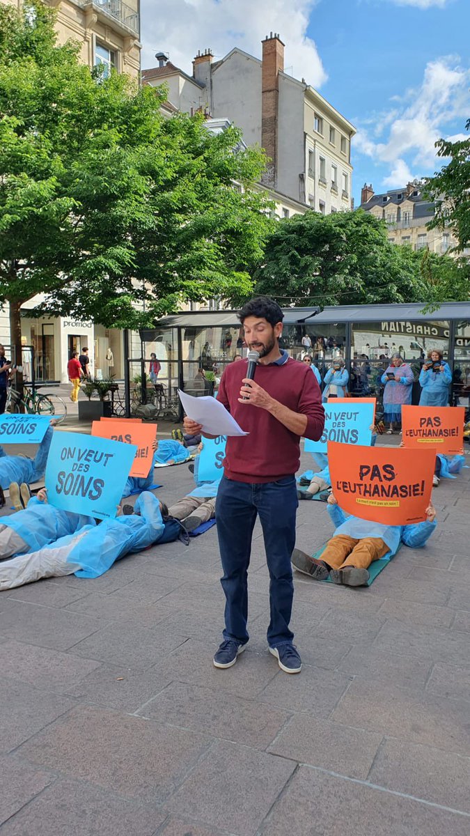 allianceVITA's tweet photo. A #Grenoble militants et sympathisants @alliancevita se sont eux aussi couchés sur le sol en pleine ville pour signifier l’urgence absolue ! On veut #DesSoinsPasLeuthanasie https://t.co/qAQ9WCClpI